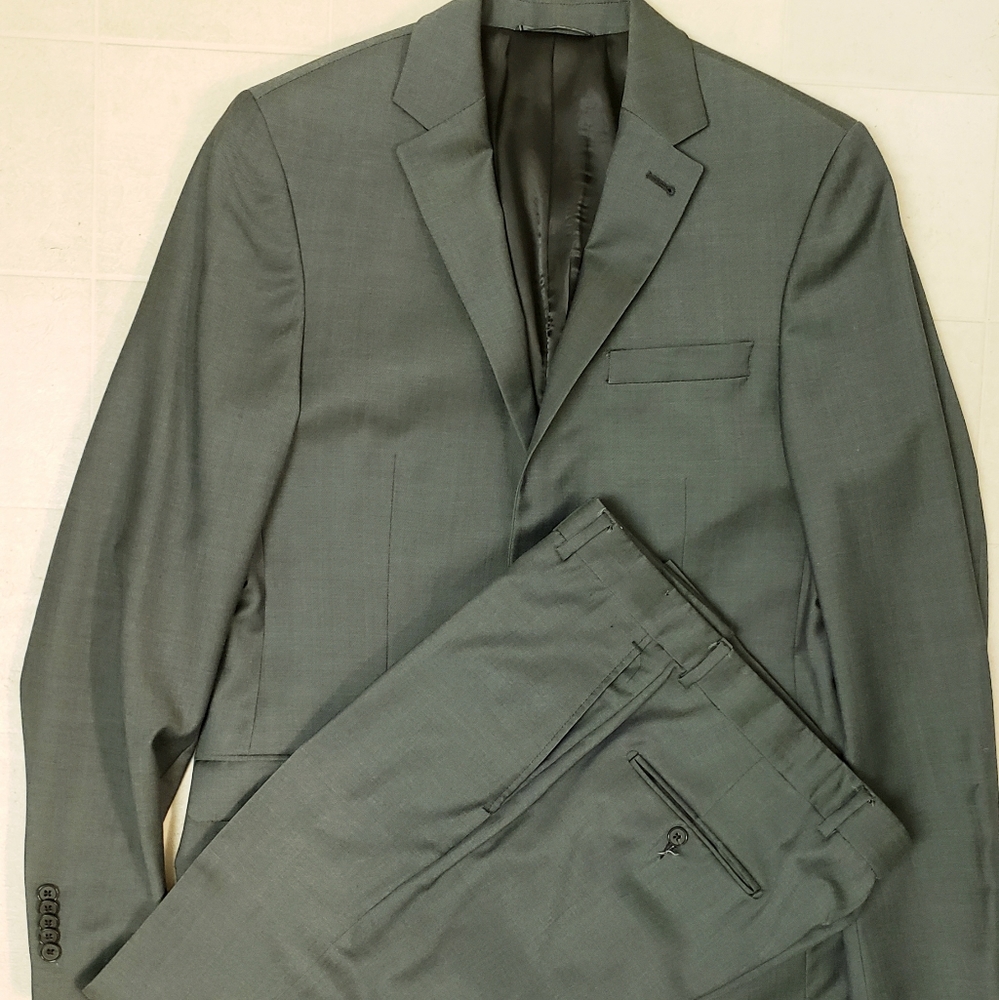 Men's Classic Gray Two-Piece Suit - Tailored Blazer & Trousers